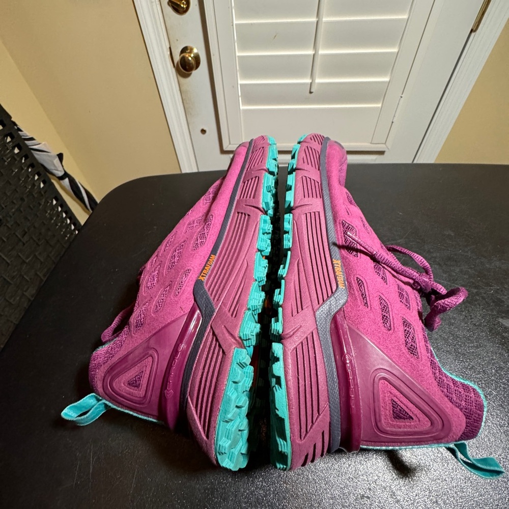The North Face size 7.5 sneakers - Picture 6 of 12